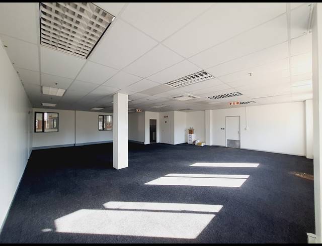 4,892M² WAREHOUSE TO LET IN POMONA